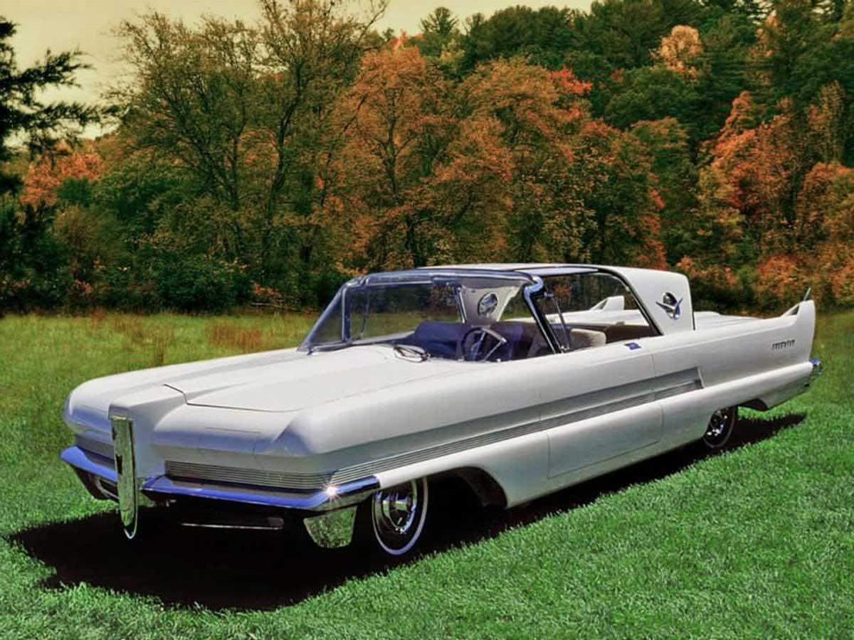 Packard Predictor (1956) concept car in some grass with trees behind it